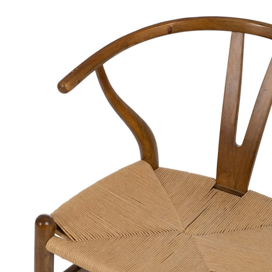 Primer plano de una Silla Scandbone Marrón en Madera de Abedul con asiento tejido y respaldo curvo, mostrando diseño nórdico.