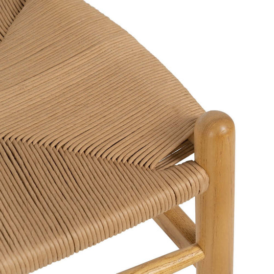 Primer plano de una Silla Scandbone Marrón en Madera de Abedul con asiento tejido y estructura de madera.