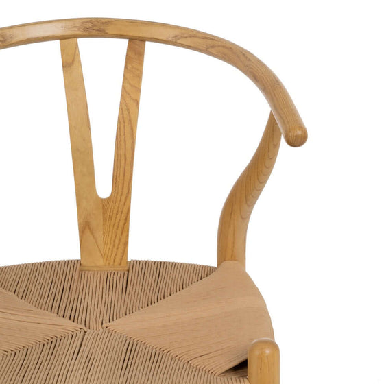 Silla Scandbone Marrón en Madera de Abedul con asiento tejido y respaldo curvado.