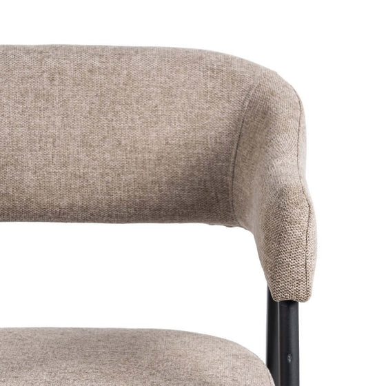 Un primer plano de una moderna Silla Taupe Tejido-Metal Salón con respaldo curvo y tapizado en gris claro, perfecta para cualquier SALÓN. La silla cuenta con elegantes patas de metal negro.