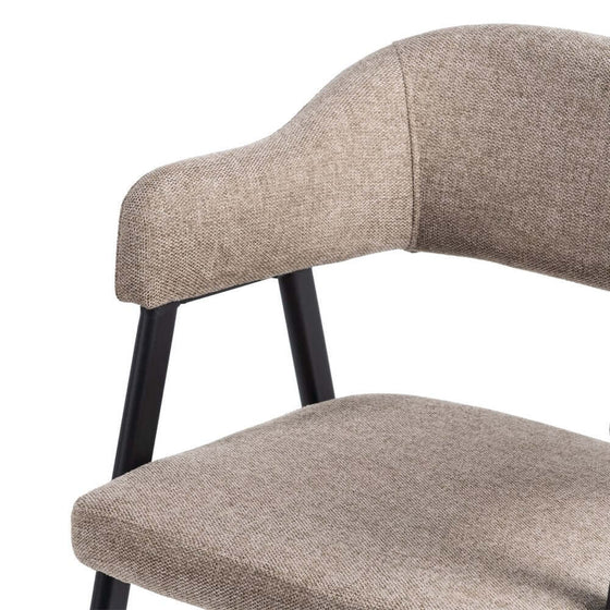 Primer plano de una silla Silla Taupe Tejido-Metal Salón color topo con respaldo curvo y patas de metal negro, que muestra la elegante fusión TEJIDO-METAL.