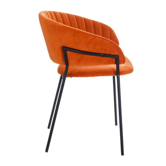 Vista lateral de una silla tapizada en color naranja, fabricada en suave poliéster con costuras verticales en el respaldo y elegantes patas de metal negro, perfecta para cualquier salón: Silla Teja Tejido-Metal Salón 53 x 58 x 73 cm.