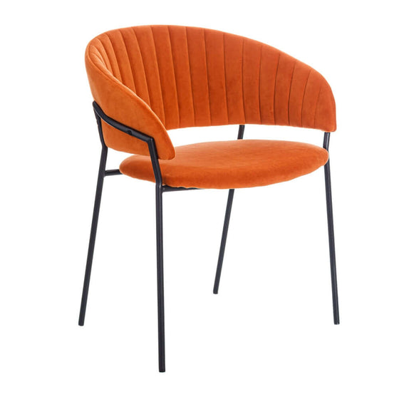 Silla Teja Tejido-Metal Salón tapizada en naranja de 53 x 58 x 73 cm con respaldo curvo y patas de metal en color negro, con detalles de costuras verticales en el respaldo, perfecta para darle un toque de sofisticación a tu salón. Esta elegante silla está fabricada con poliéster de alta calidad.