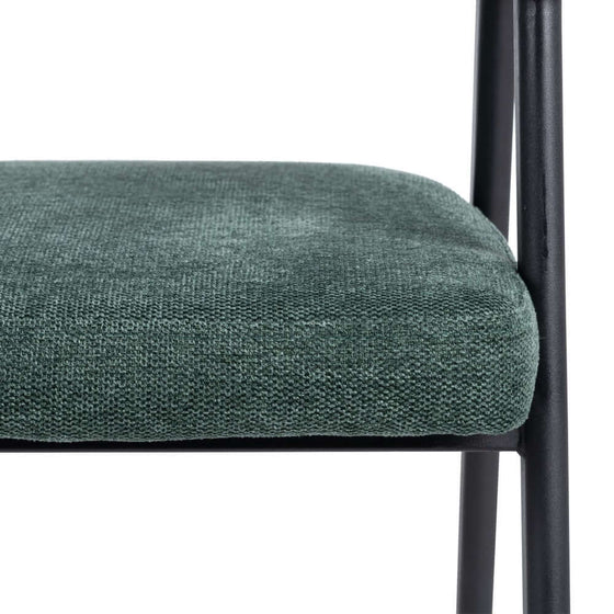 Detalle de Silla Verde Tejido-Metal Salón 56 x 60 x 81 cm con asiento tapizado en verde texturado fabricado en TEJIDO 100% POLIÉSTER y sostenido por PATAS DE ACERO negras.