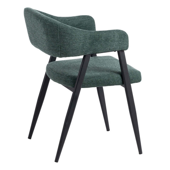 Silla tapizada en verde con reposabrazos y patas anguladas de acero negro, vista desde un ángulo lateral. Silla Verde Tejido-Metal Salón 56 x 60 x 81 cm confeccionada con TEJIDO 100% POLIÉSTER para mayor comodidad y durabilidad.