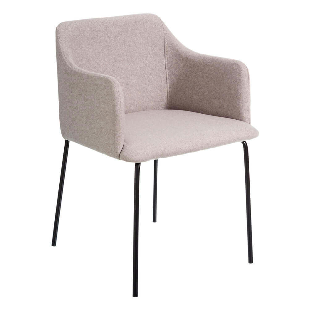 La Silla de Comedor Minimal es una moderna silla tapizada en color beige con elegantes patas de metal, ideal para cualquier espacio de comedor contemporáneo.
