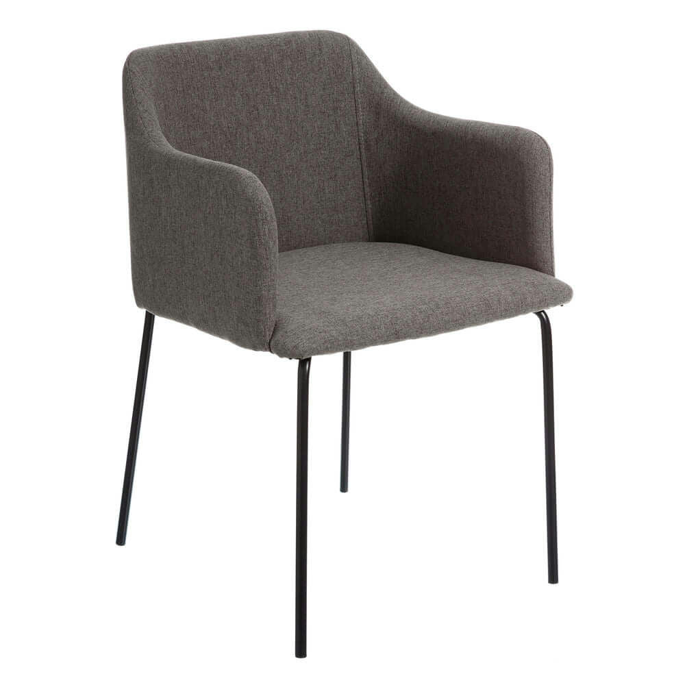 La Silla de Comedor Minimal es una silla tapizada en gris con apoyabrazos curvos y patas de metal negro, que muestra un estilo moderno.