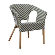  La Silla de Comedor de Madera de Teca y Plástico Verde-Blanco Nantes Green presenta un diseño moderno con un patrón de chevrón verde y blanco, elegantes patas de madera de teca y un estilo de reposabrazos abierto.