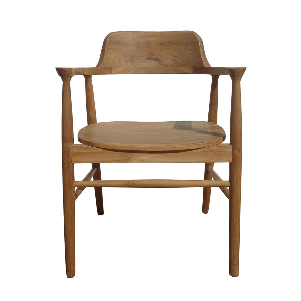 La Silla de Comedor de madera de Teca con Reposabrazos AMPAT cuenta con un respaldo curvado y acabado en tono natural, añadiendo elegancia al hogar gracias a su diseño minimalista.