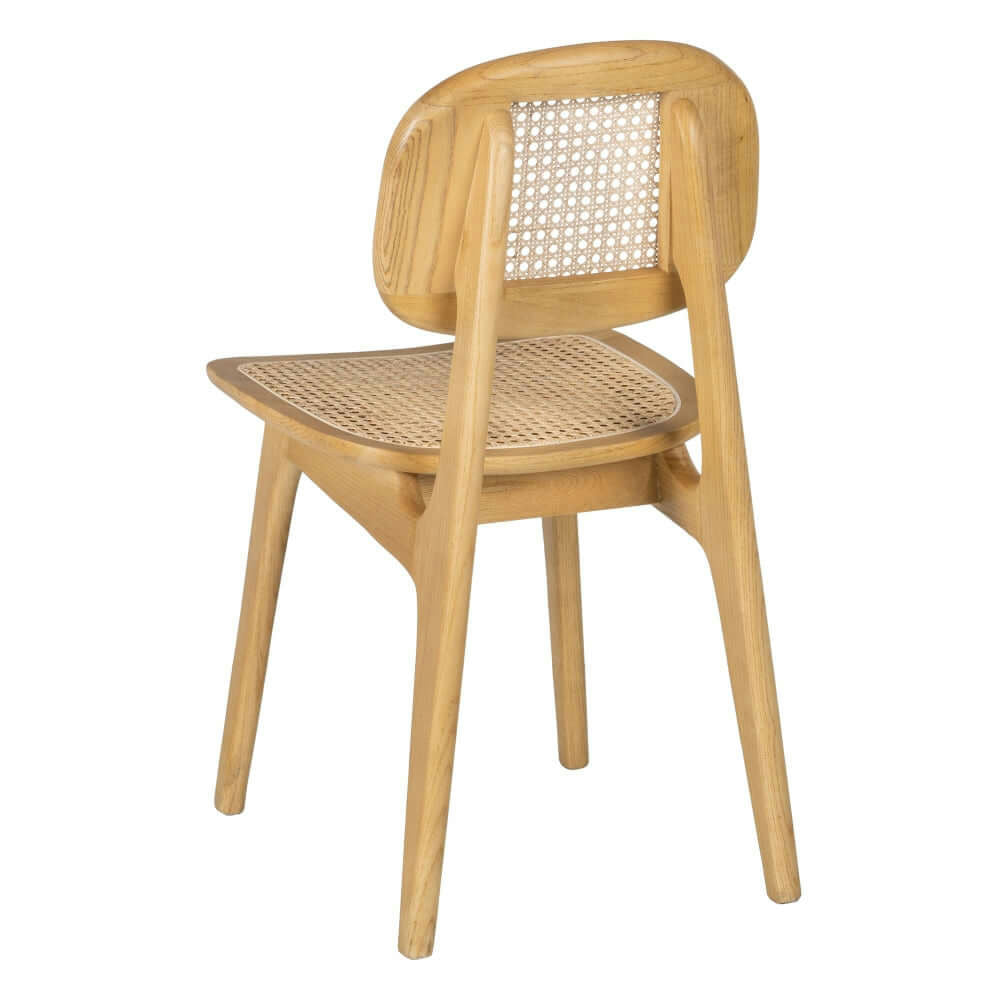 La Silla de Comedor en Madera y Ratán Nordic Elm presenta un respaldo de madera curvado con detalles de caña tejida, personificando la elegancia del estilo escandinavo.
