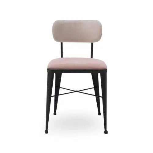 La Silla de Comedor en Metal y Tapizado Aiko tiene un asiento y respaldo acolchados en color beige, elegantemente sostenidos por una elegante estructura de metal negro.