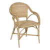 La Silla de Comedor en Ratán Natural irradia elegancia rural con su diseño de mimbre, respaldo redondeado, apoyabrazos, asiento tejido y patas curvas. Su acabado de ratán natural aporta encanto a cualquier ambiente.