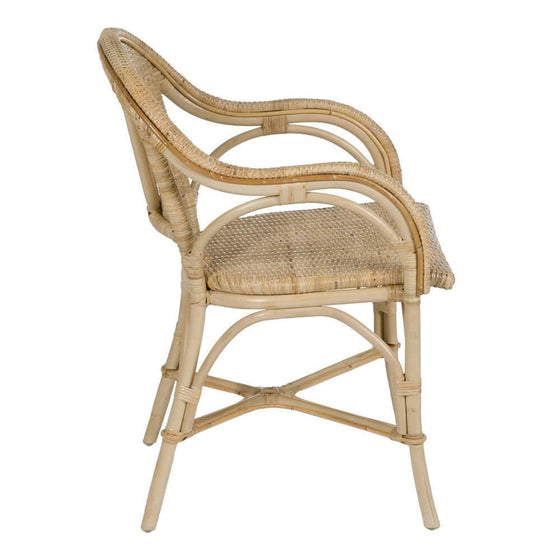 Vista lateral de la Silla de Comedor en Ratán Natural, que presenta un diseño curvo con ratán natural de color claro para un elegante estilo country chic.