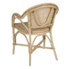 Silla de Comedor en Ratán Natural: asiento y respaldo tejidos, con reposabrazos curvados y acabado natural, ideal para un estilo country chic.