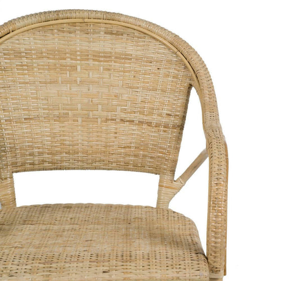 La Silla de Comedor en Ratán Natural es una silla de ratán trenzado con respaldo redondeado y apoyabrazos en color beige natural, que encarna el estilo Country Chic. Combina a la perfección estilo y comodidad para cualquier comedor.