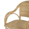 La Silla de Comedor en Ratán Natural es una silla de mimbre de color marrón claro con reposabrazos curvados y asiento y respaldo tejidos, que encarna a la perfección el Estilo Country Chic.
