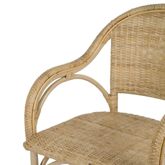 La Silla de Comedor en Ratán Natural es una silla de mimbre de color marrón claro con reposabrazos curvados y asiento y respaldo tejidos, que encarna a la perfección el Estilo Country Chic.