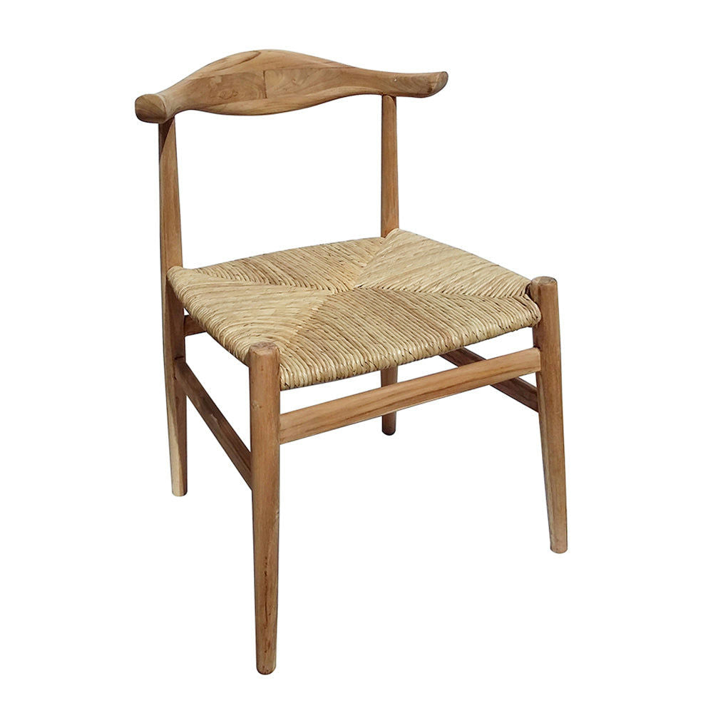La Silla de comedor de Madera Natural y Ratán Kungfu cuenta con asiento tejido en ratán y respaldo curvado, todo en un acabado natural.
