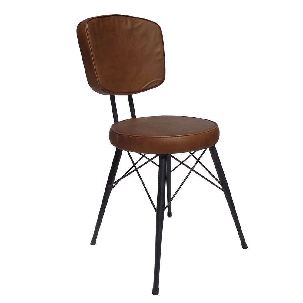 La Silla de comedor de Piel y Hierro Negro Club Brown presenta un elegante diseño industrial con un asiento y respaldo de cuero marrón complementados con robustas patas de metal negro.