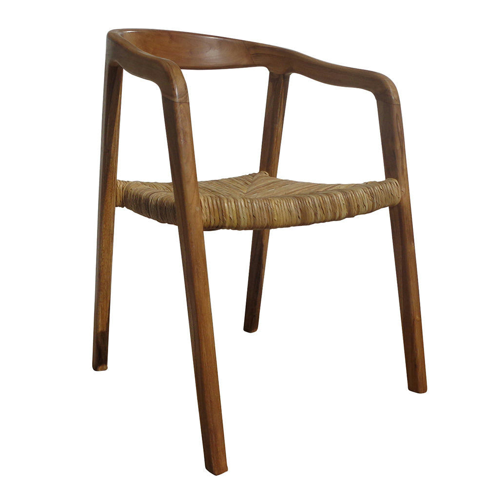 La Silla de comedor en madera y fibra Tulum presenta una duradera estructura de madera de teca, combinada con un respaldo curvo y un asiento tejido de fibra de plátano.