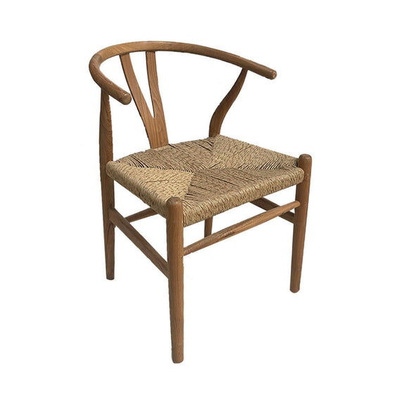 Silla de comedor U Rattan con estructura de madera de teca, asiento tejido y respaldo curvado.