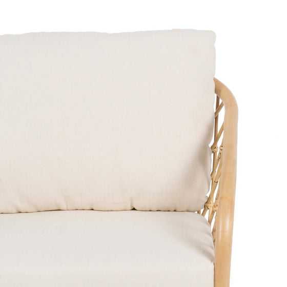 Sillón BreezyNook Natural-Ratán con estructura de madera sobre fondo blanco, presenta un diseño minimalista.