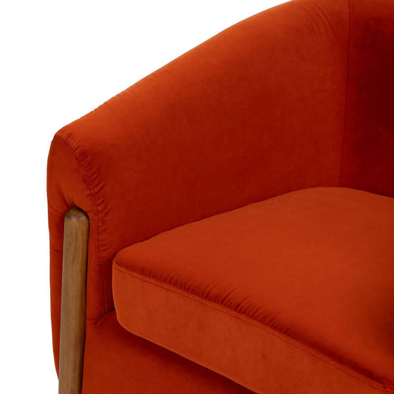 Primer plano de un reposabrazos de sofá Sillón Rojo Nest tapizado de alta calidad con fondo blanco.