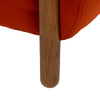 Descripción: Primer plano de una pata de mueble de madera en un Sillón Rojo Nest tapizado de alta calidad.