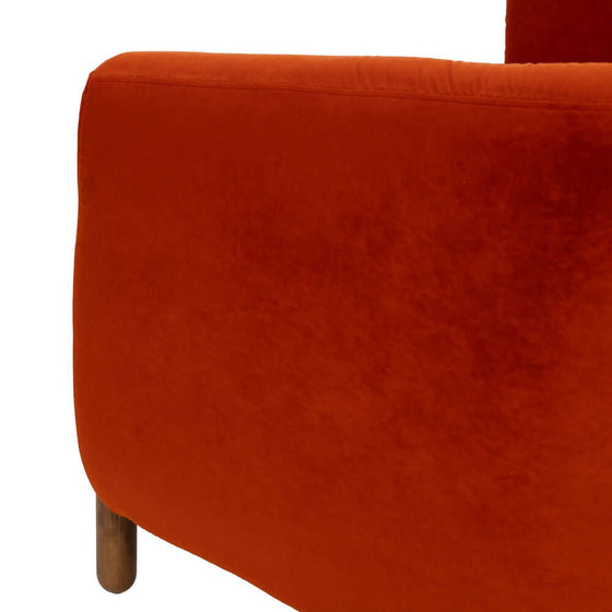 Detalle de Sillón Rojo Nido con pata de madera y diseño moderno.