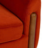 Detalle del reposabrazos y cojín de un sofá tapizado Sillón Rojo Nest con detalle de madera y diseño moderno.