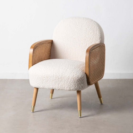 Sillón Nidowood en Crudo con brazos de madera y tapizado blanco contra un fondo neutro.