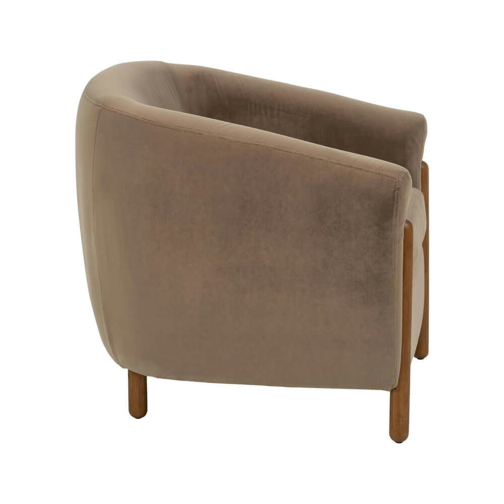 Presentamos el Sillón Tapizado en Taupe Nest, un acogedor sillón redondeado con patas de madera. Perfecto para quienes buscan comodidad, su tono beige invita a la relajación y al estilo en cualquier habitación cuando se lo mira desde atrás y desde un costado.