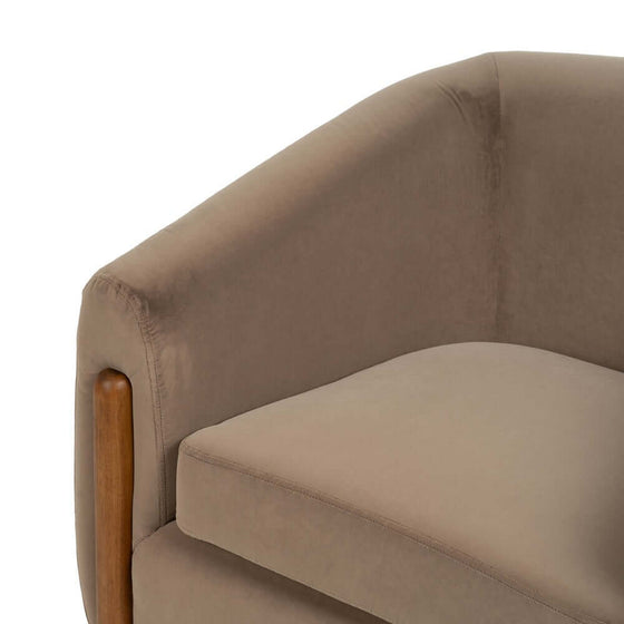 Primer plano de un moderno sillón Sillón Taupe-Nest Tejido-Madera Salón 87 x 80 x 81 cm con detalle de madera.