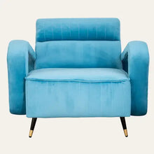  Descripción: Un sillón de terciopelo azul claro "Contemporánea" con patas doradas y diseño moderno.