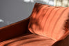 El Sillón de Diseño en Terciopelo "Cuadrada" es una obra maestra de interiorismo moderno, su tono rojo oscuro se enriquece elegantemente con la luz del sol y los delicados patrones de sombras que bailan sobre la tapicería de terciopelo.