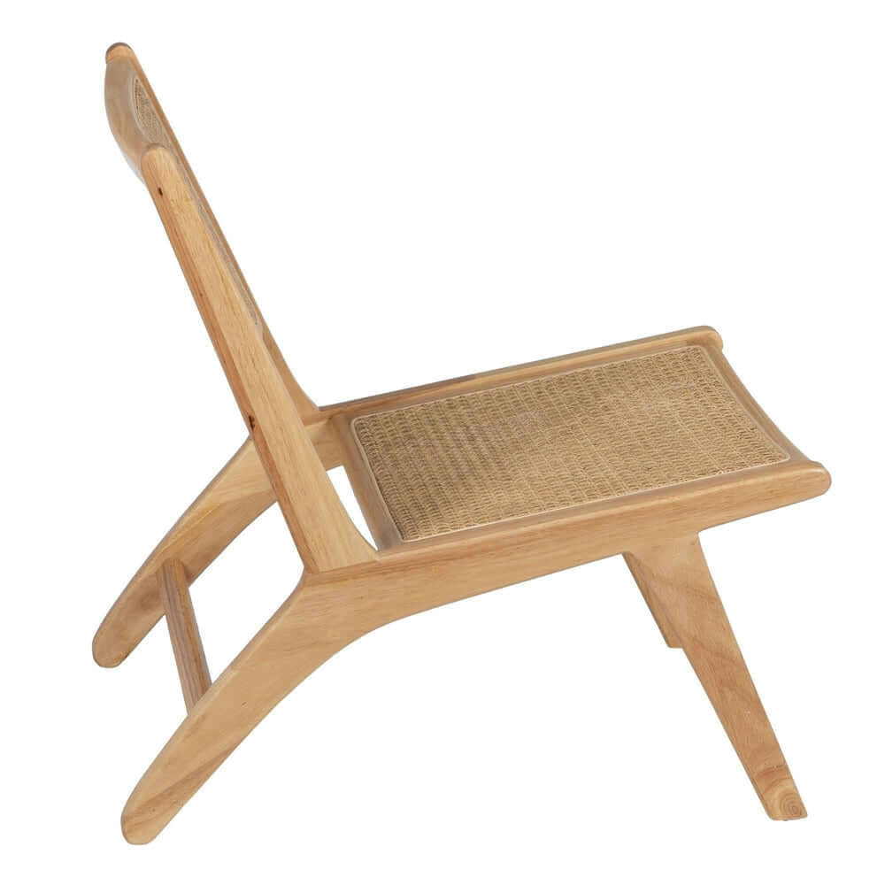 El Sillón en Madera y Ratán Sven presenta un diseño elegante y minimalista con un asiento de caña tejida, que incorpora un estilo contemporáneo cuando se ve desde un lado.