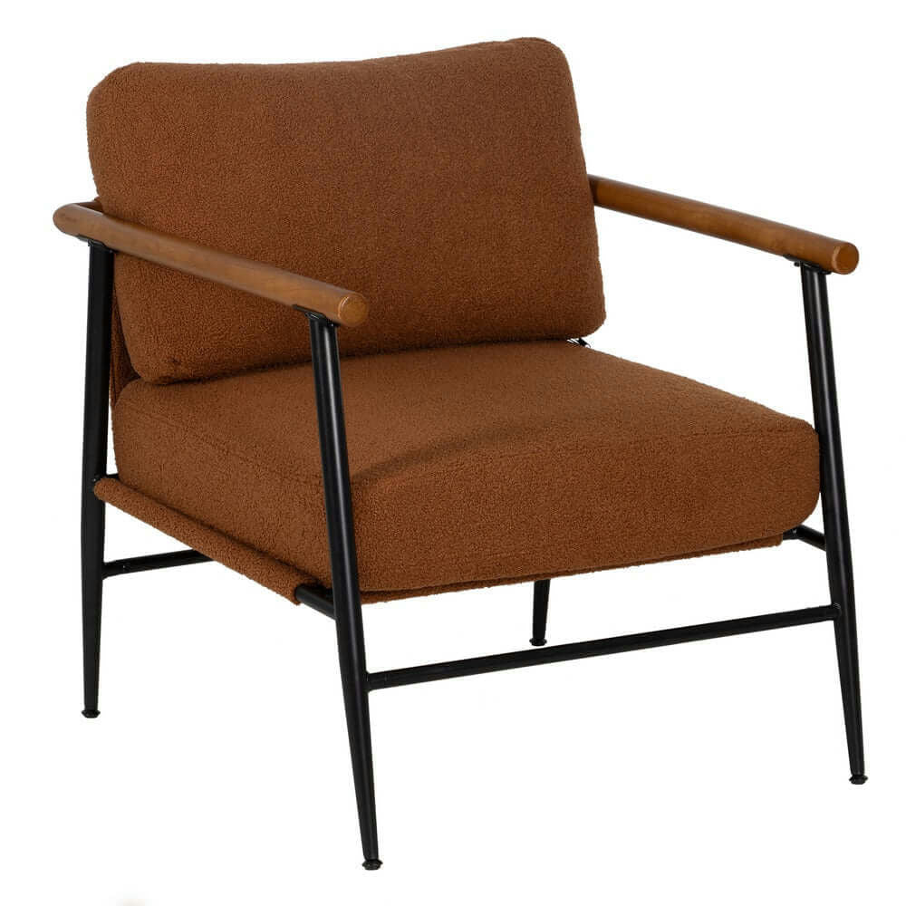 El Sillón en Metal con Cojines Rubberwood presenta cojines marrones, patas de metal negro y apoyabrazos de madera, encarnando un diseño contemporáneo.