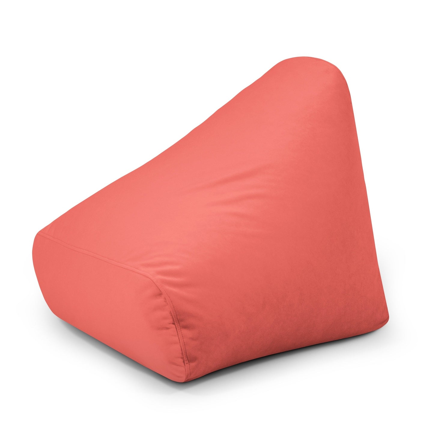 Un puff de terciopelo y espuma coral (80×90×70 cm) de SNUG 80 BARCELONA, ideal para habitaciones infantiles o cuartos de juegos, sobre fondo blanco.