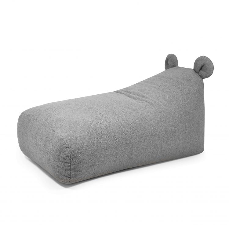 El SNUG LONG 130 BEAR TEDDY es un puff puff infantil de foam y borreguito (130×70×60 cm), moderno, con dos protuberancias redondas en forma de oreja en el respaldo, ideal para dormitorios o salas de juegos, ofreciendo comodidad ergonómica para los niños.