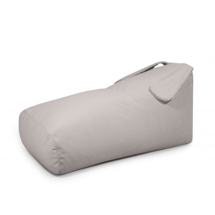 El Bean bag puff infantil de foam y terciopelo 130×70×60 cm - SNUG LONG 130 BUNNY BARCELONA, rectangular y de color gris claro con respaldo abatible y asa, es ideal para un dormitorio o sala de juegos infantil. Fotografiado sobre fondo blanco.