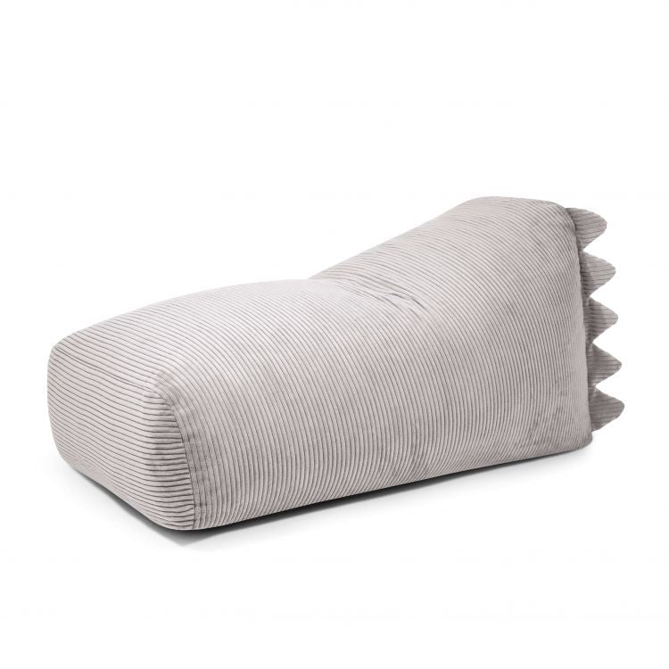 SNUG LONG 130 DRAGON WAVES: Bean bag puff infantil de foam y tela acanalada (130×70×60 cm), moderno, gris claro, con extremo elevado y cinco picos tipo cola de dinosaurio; ideal para dormitorio o sala de juegos.