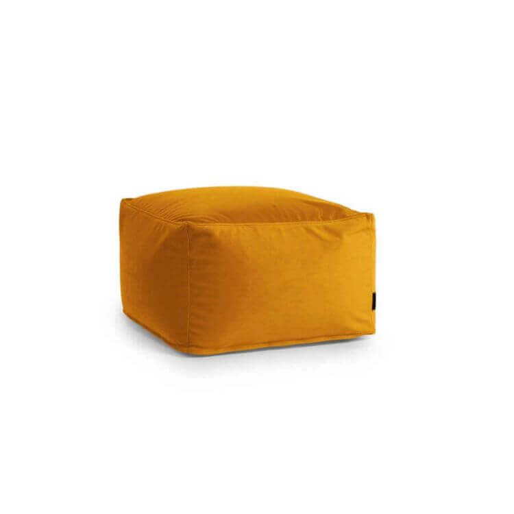 Puff cuadrado de terciopelo lavable 70×70×40 cm - SOFTBOX BARCELONA, en color amarillo, con un diseño sencillo para salón o dormitorio, proporciona asientos cómodos. Se muestra sobre fondo blanco.