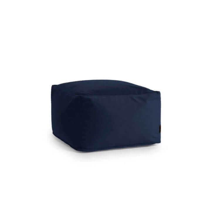 A puff cuadrado de terciopelo lavable SOFTBOX BARCELONA (70×70×40 cm) en azul oscuro aparece sobre fondo blanco, ofreciendo un asiento cómodo y compacto para salón o dormitorio moderno.