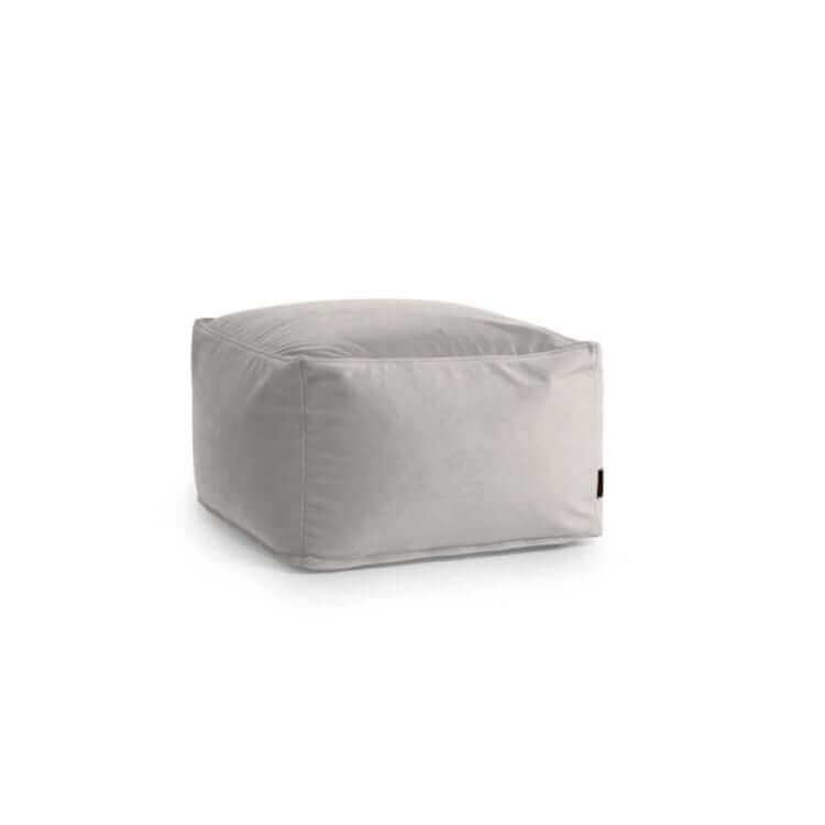 El Puff cuadrado de terciopelo lavable SOFTBOX BARCELONA (70×70×40 cm) es compacto, de tono gris claro, con bordes suaves para un asiento cómodo y moderno en salón o dormitorio.