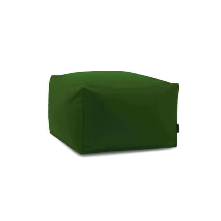 Se muestra un puf Softbox Colorin - uso exteriores otomano verde con un diseño cuadrado liso sobre fondo blanco.
