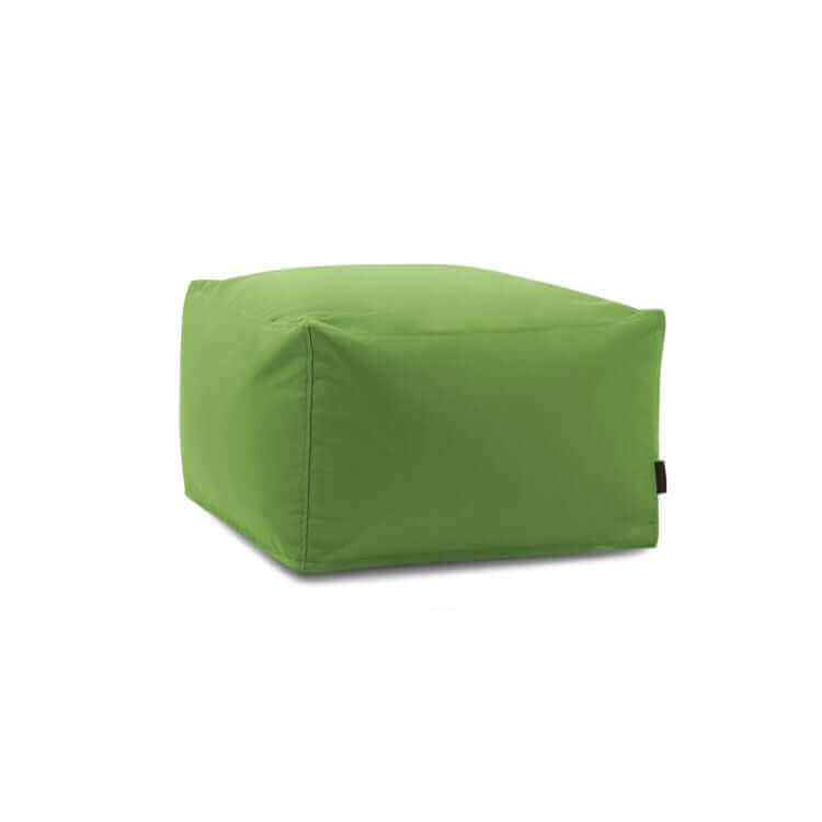 Un Pouf Softbox Colorin - uso exteriores verde, cuadrado, con una superficie de tela lisa, que se muestra sobre un fondo blanco.
