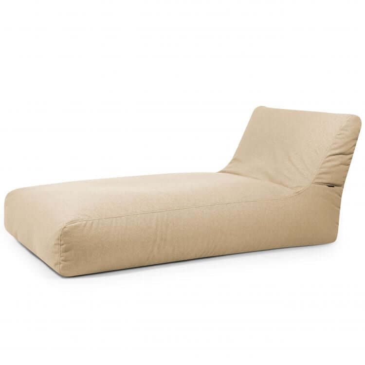 La Bean bag Sunbed 90 Breeze es una moderna tumbona sin brazos de color beige para exteriores, con un perfil bajo y un respaldo suavemente inclinado que recuerda a una tumbona ergonómica, mostrada sobre un fondo blanco.