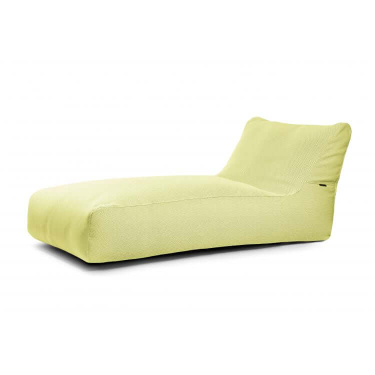 La tumbona Bean bag 90 Canaria - uso exteriores es una moderna tumbona de color verde claro, de perfil bajo y respaldo en ángulo, ideal como elegante tumbona de exterior, que se muestra sobre un fondo blanco liso.