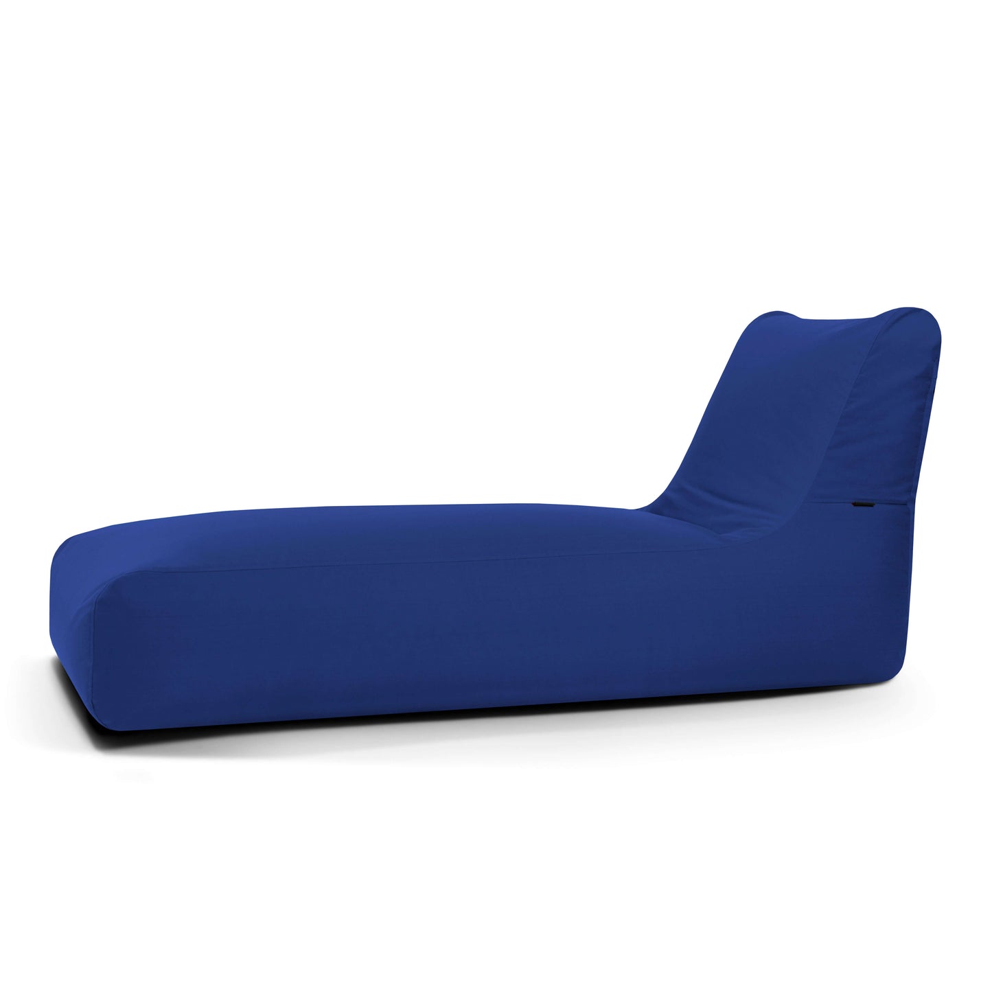 La Bean bag Sunbed Colorin - uso exteriores es una moderna tumbona azul con respaldo inclinado y diseño minimalista, que ofrece un confort ergonómico similar al de un puf, mostrada sobre fondo blanco.