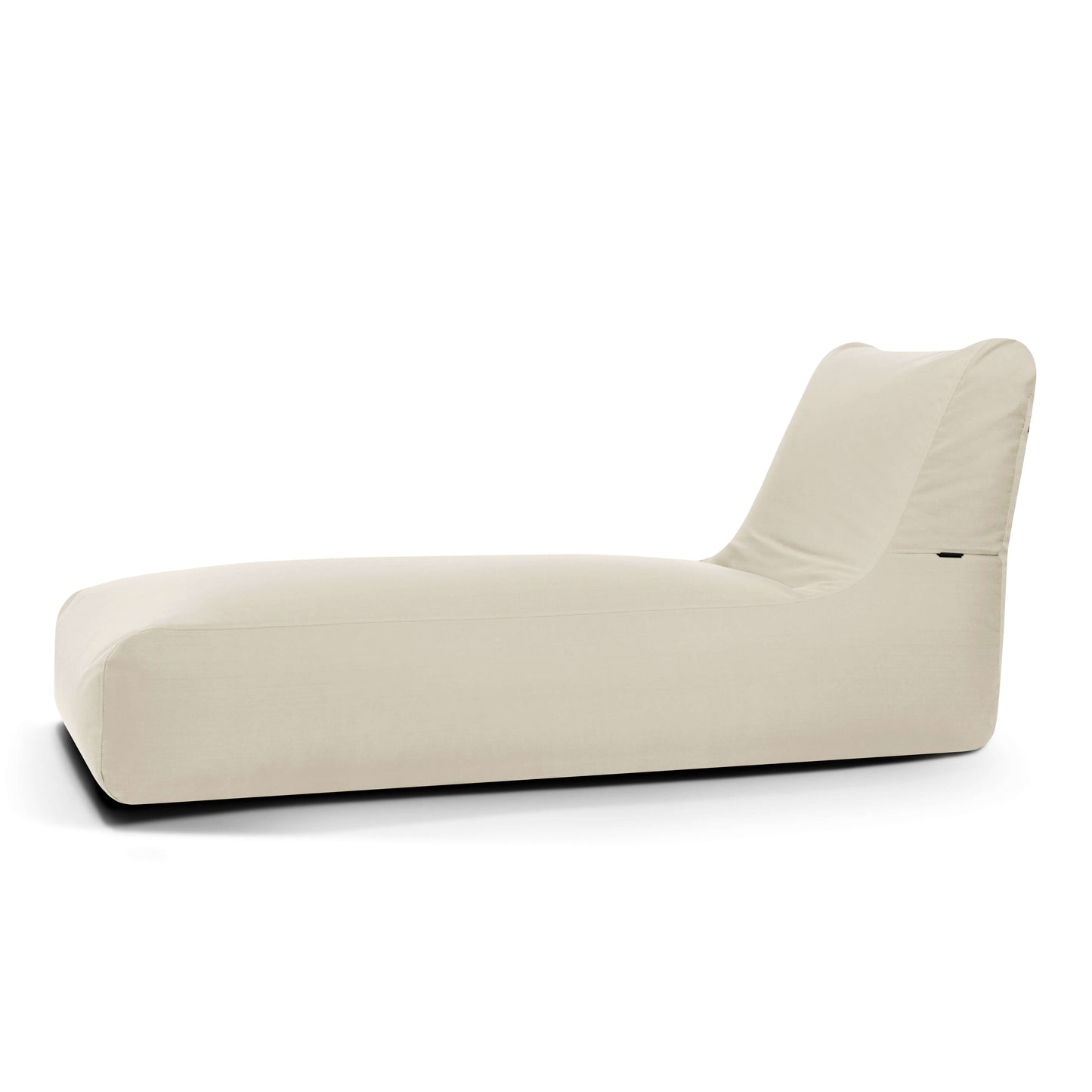 El Bean bag Sunbed Colorin - uso exterior es una moderna tumbona beige de perfil bajo y respaldo inclinado, perfecta para relajarse con estilo al aire libre, mostrada sobre un fondo blanco liso.